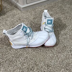 Sorel Women’s Boots in White with Blue and Yellow Highlights